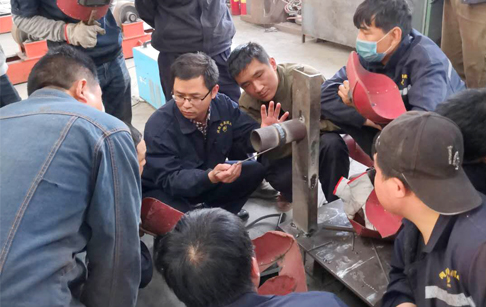 DOING factory director personally teaches welding technology for higher quality machine