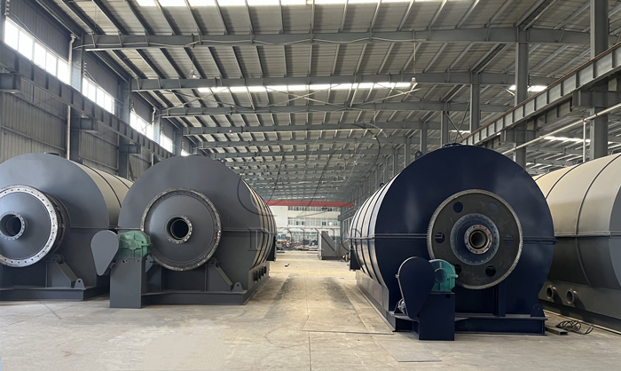 Oil sludge pyrolysis reactor